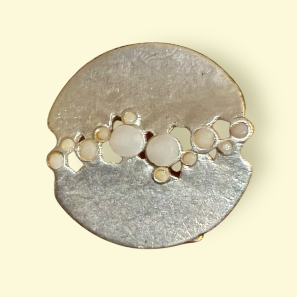 Contemporary Disc Shaped Silver Tone Stretch Ring- Center Dot Pattern- Size 7+ - Picture 6 of 10